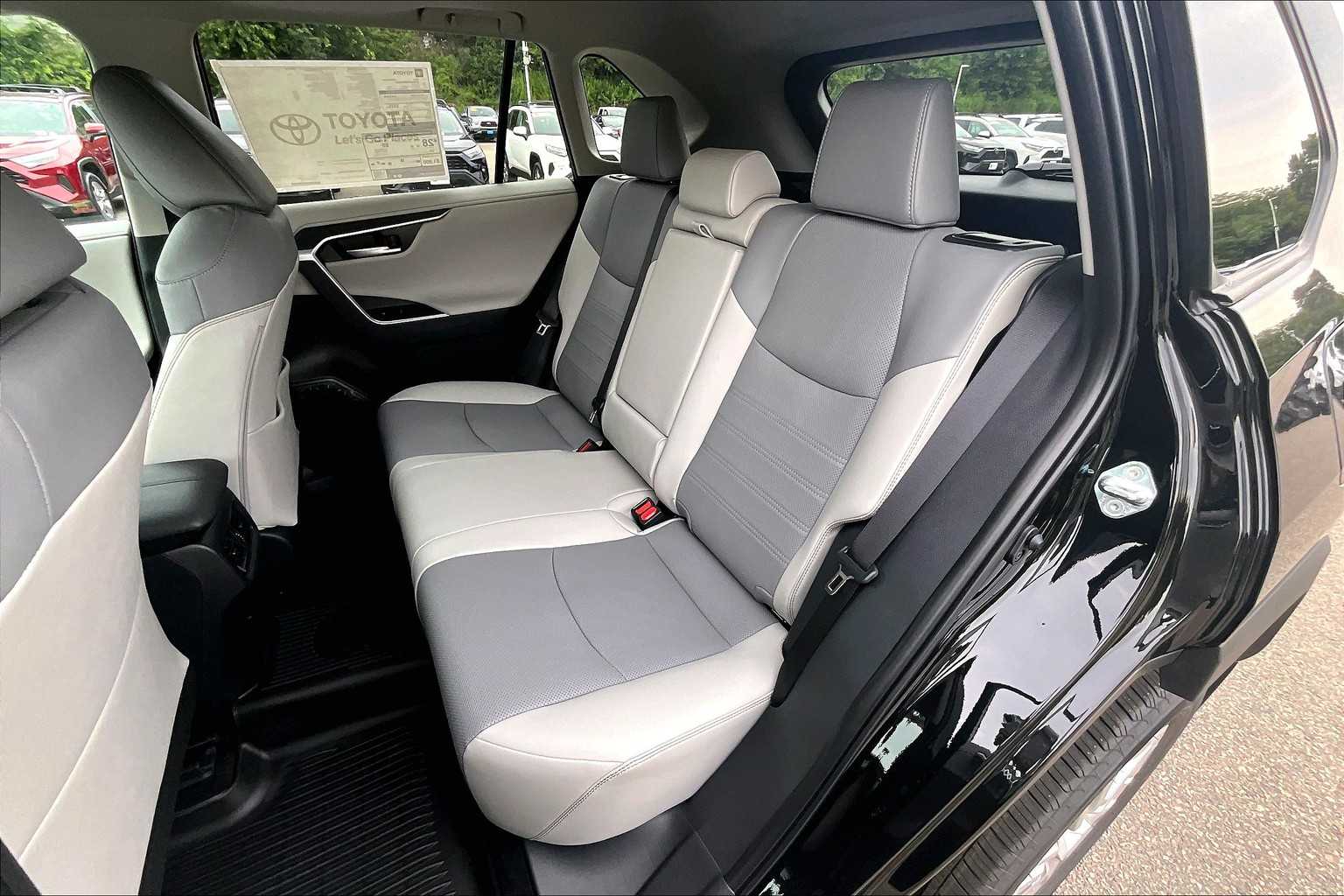 2025 Toyota RAV4 Limited - Photo 15