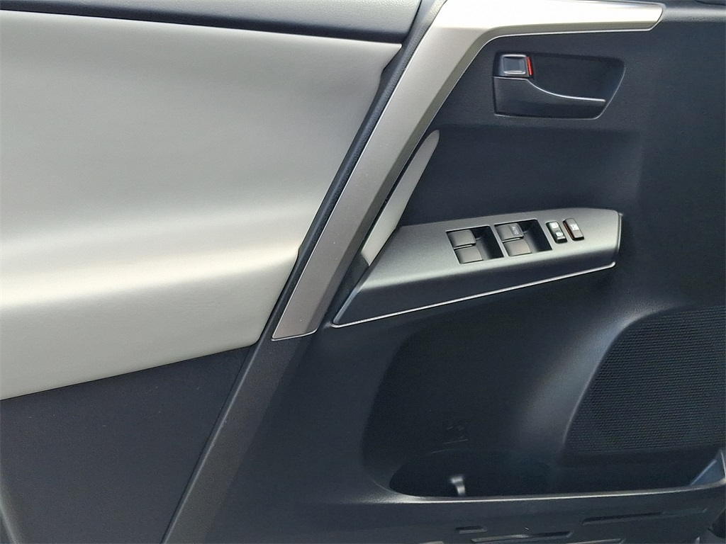 2018 Toyota RAV4 Hybrid LE - Photo 13