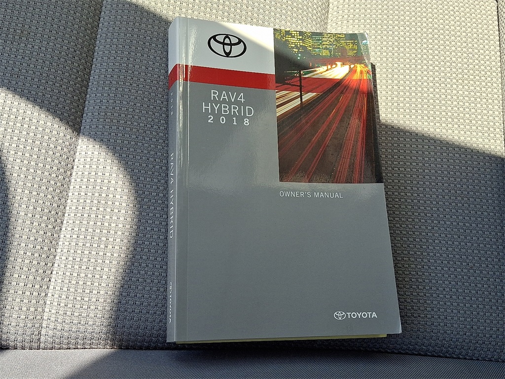 2018 Toyota RAV4 Hybrid LE - Photo 25