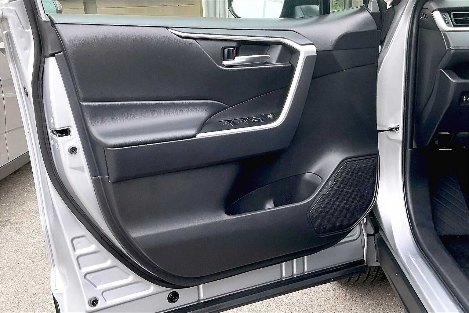 2024 Toyota RAV4 XLE - Photo 9