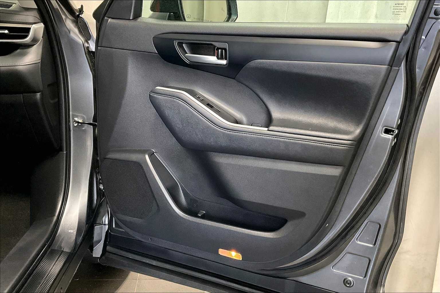 2023 Toyota Highlander XLE - Photo 12
