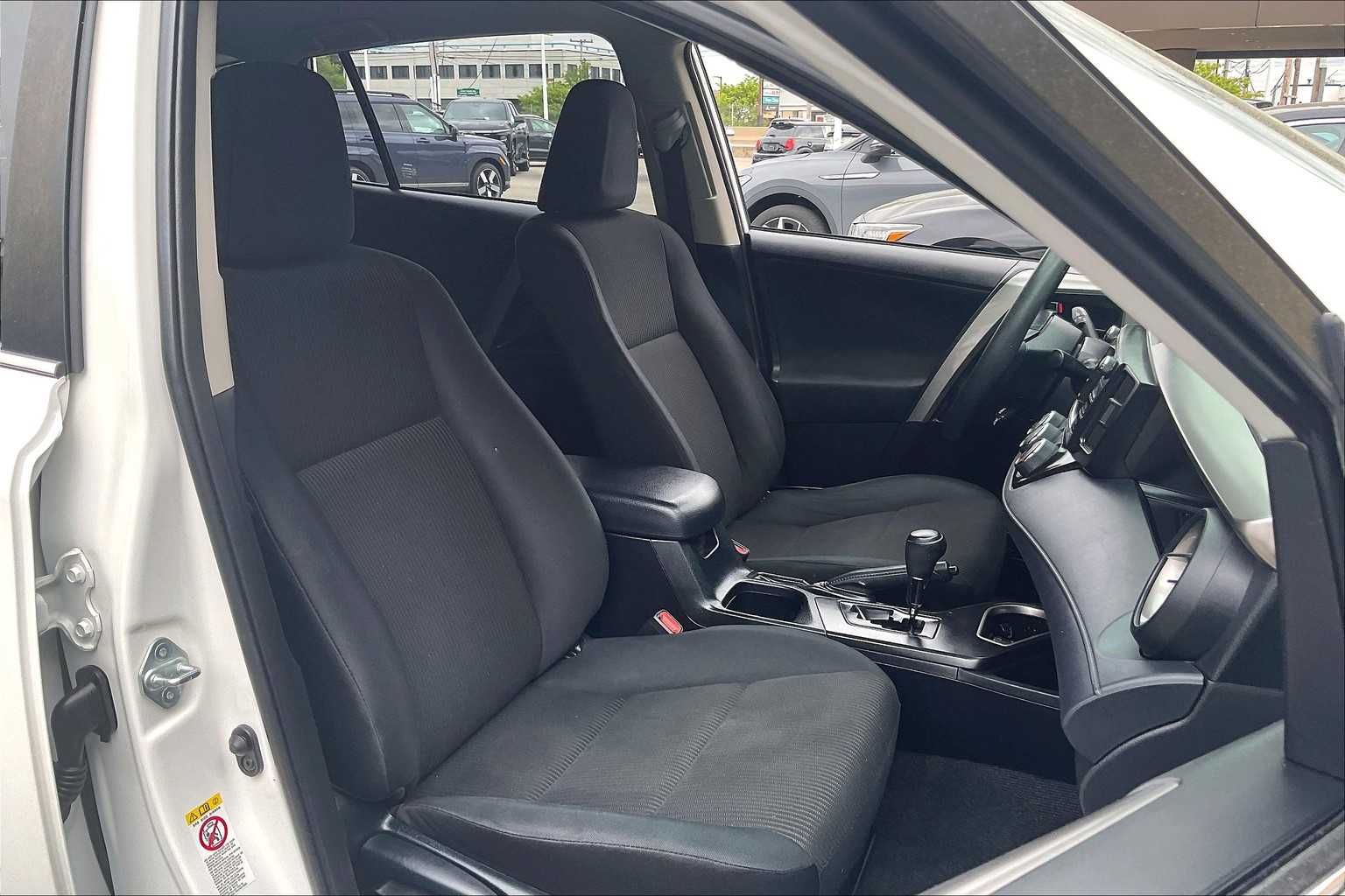 2016 Toyota RAV4 LE - Photo 11