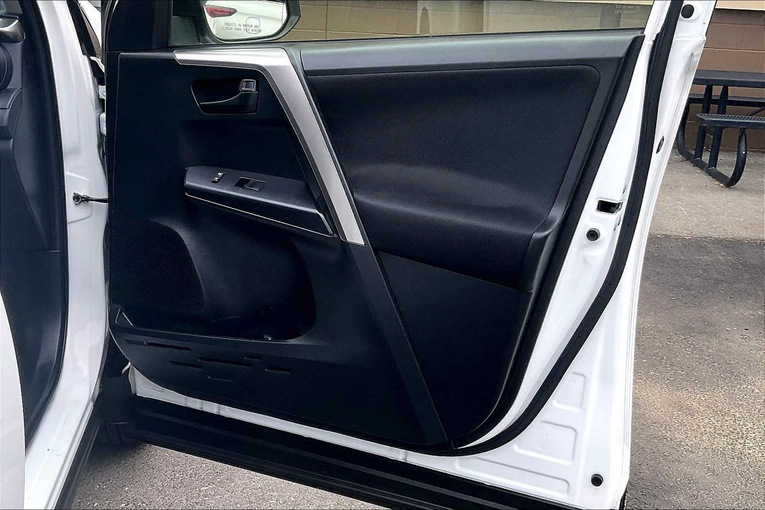 2016 Toyota RAV4 LE - Photo 12