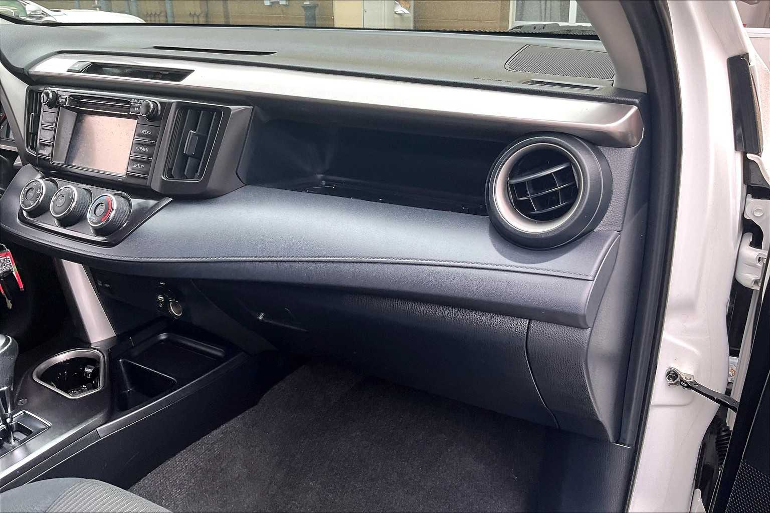2016 Toyota RAV4 LE - Photo 13