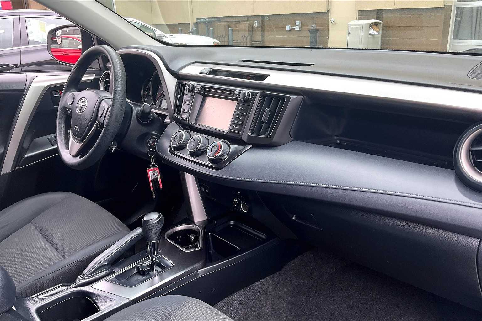 2016 Toyota RAV4 LE - Photo 14