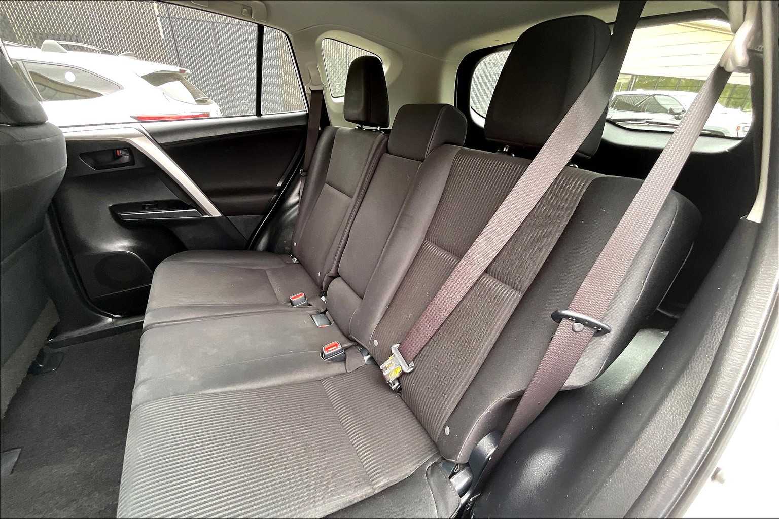 2016 Toyota RAV4 LE - Photo 15