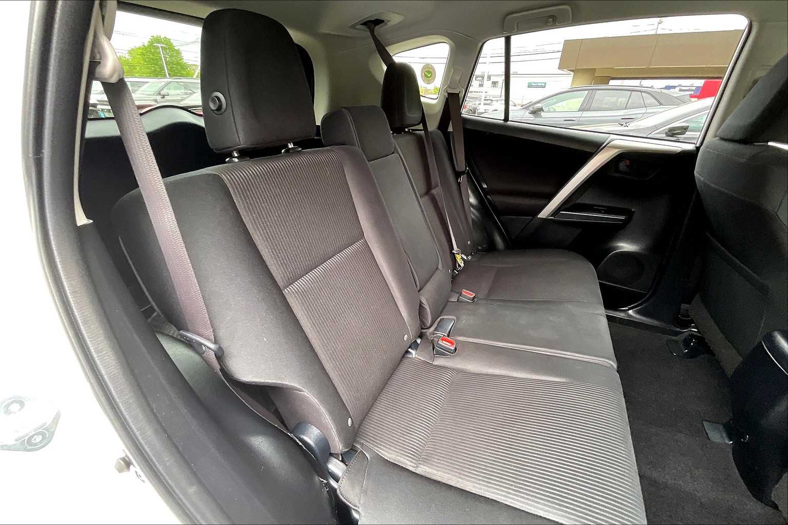 2016 Toyota RAV4 LE - Photo 16