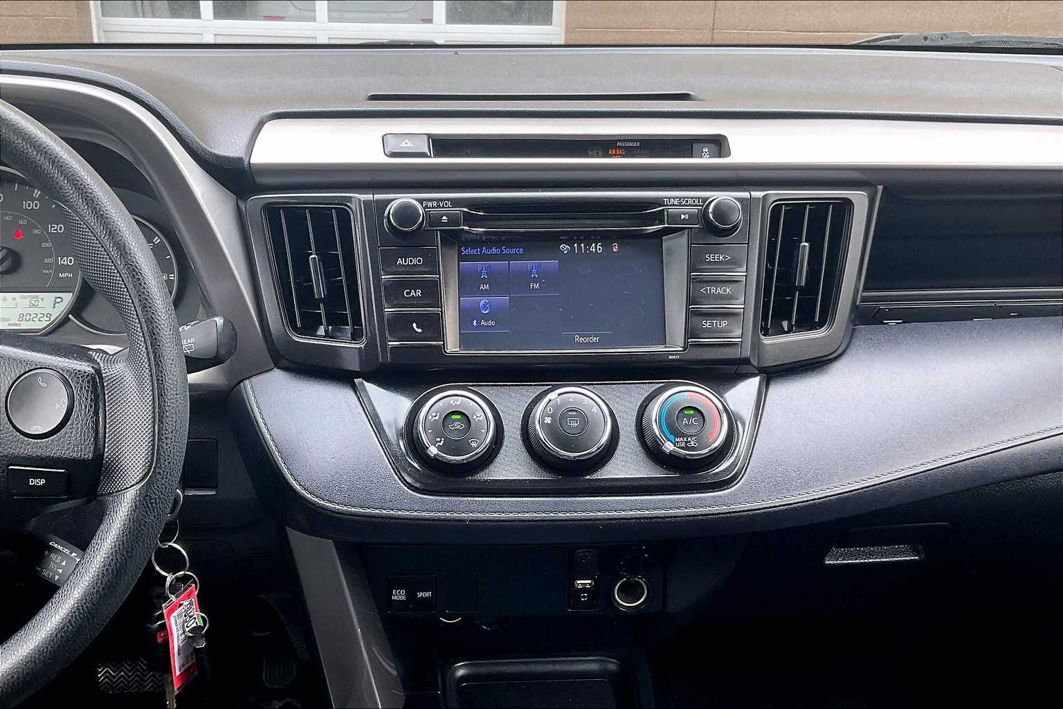 2016 Toyota RAV4 LE - Photo 18