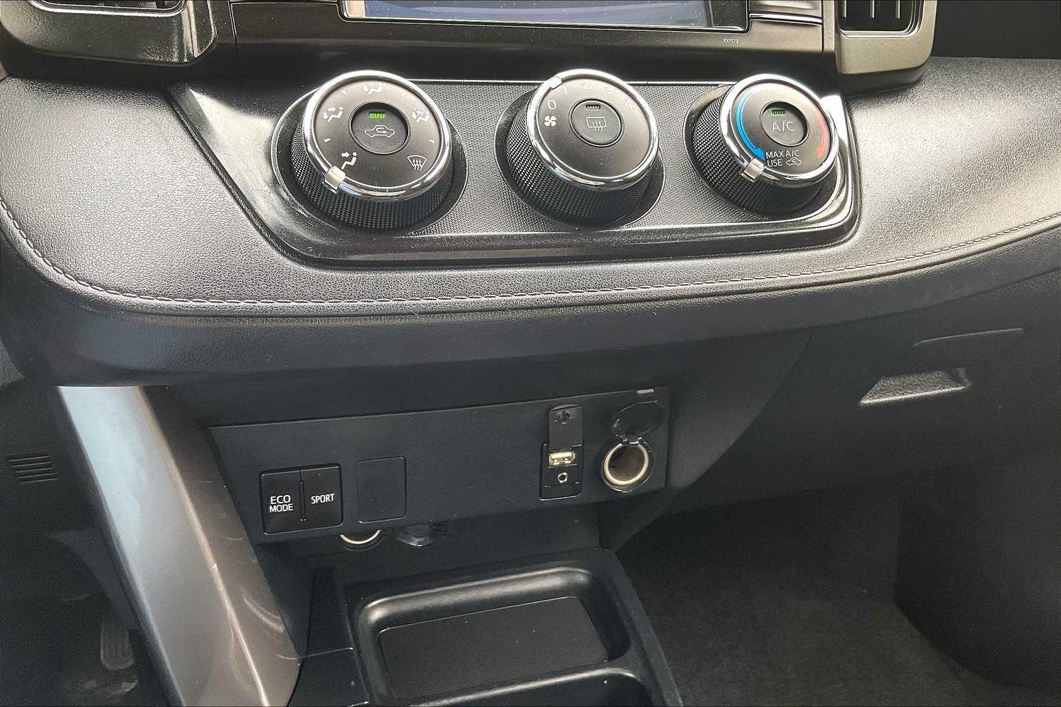 2016 Toyota RAV4 LE - Photo 25