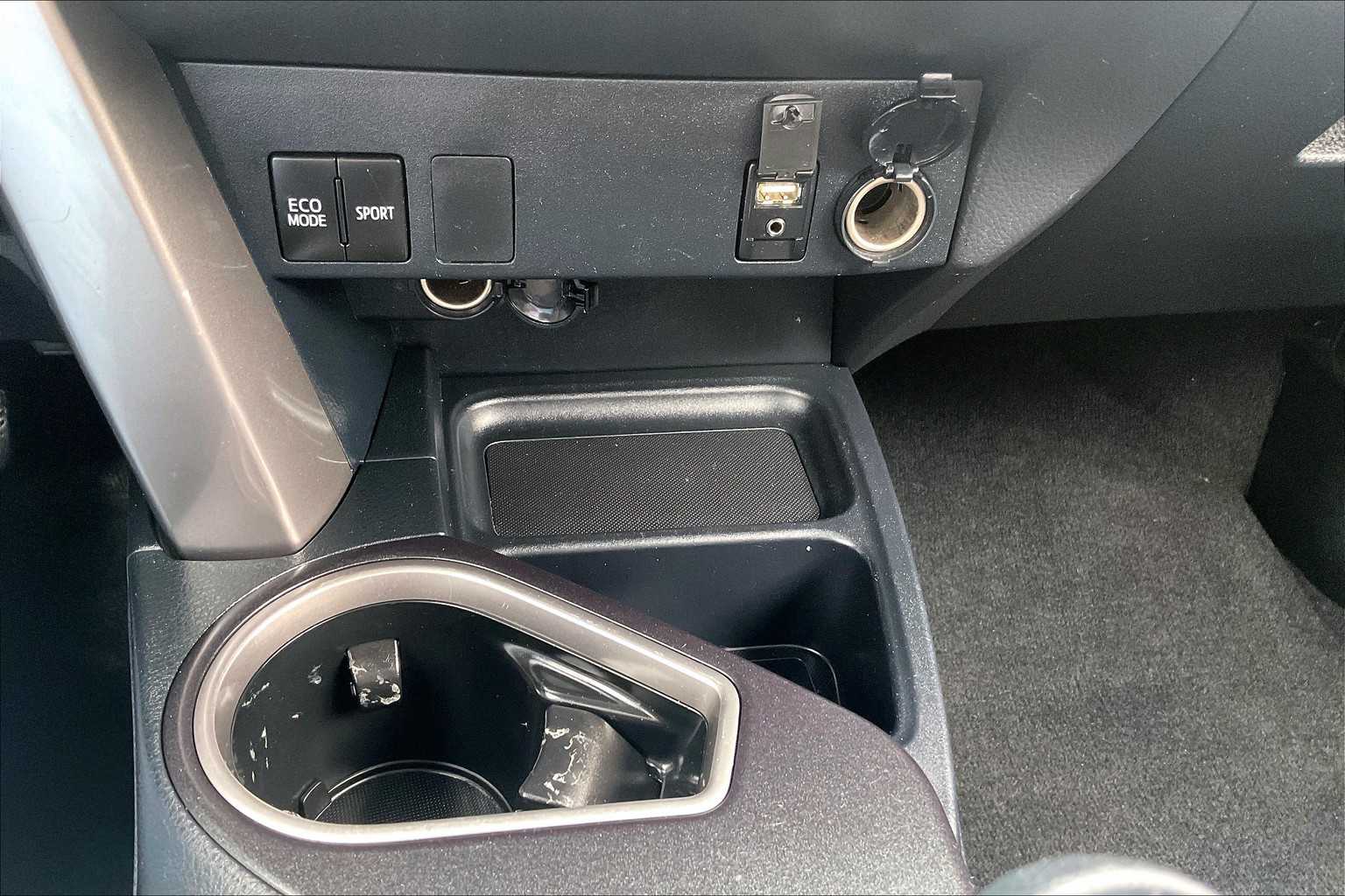 2016 Toyota RAV4 LE - Photo 26