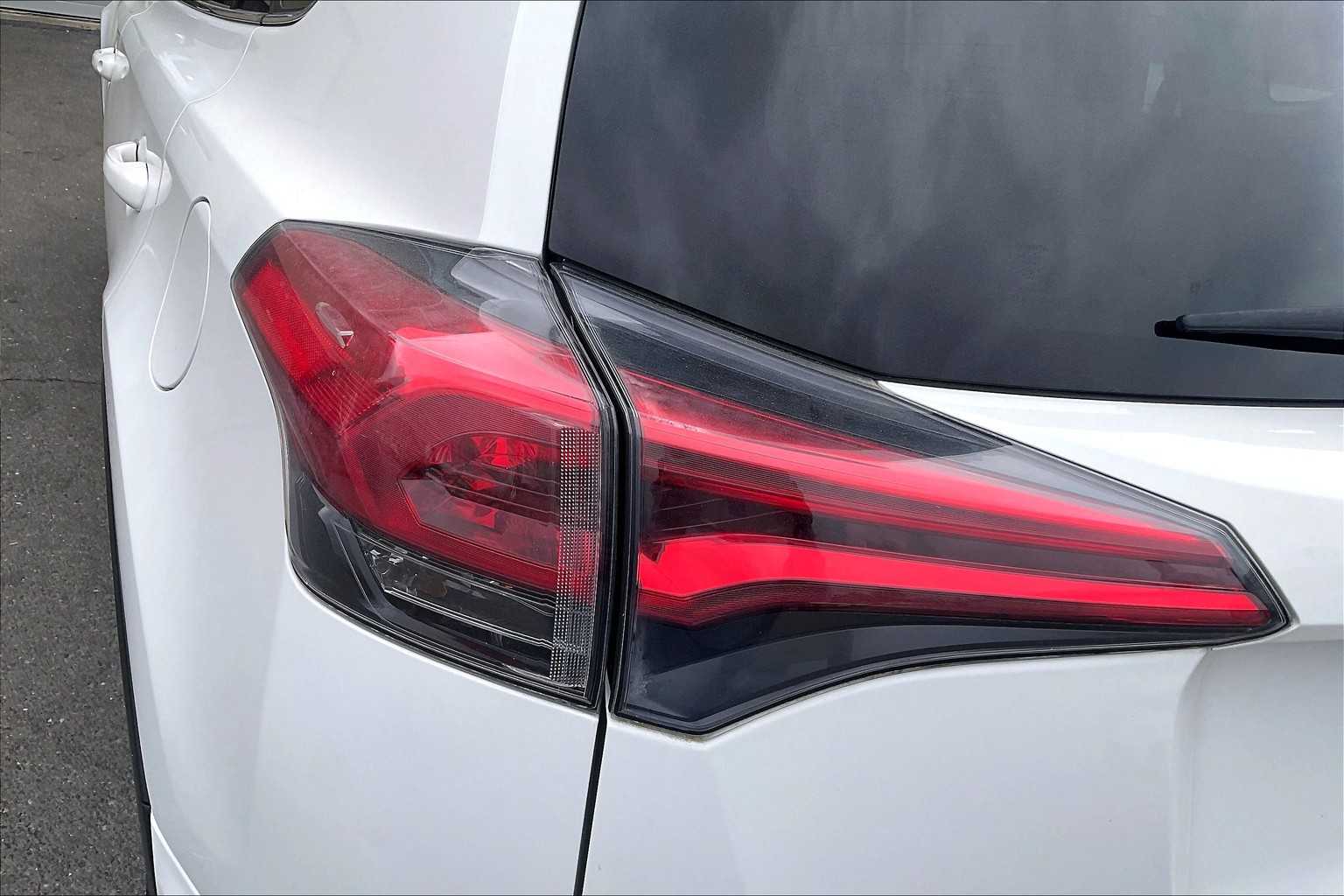2016 Toyota RAV4 LE - Photo 32