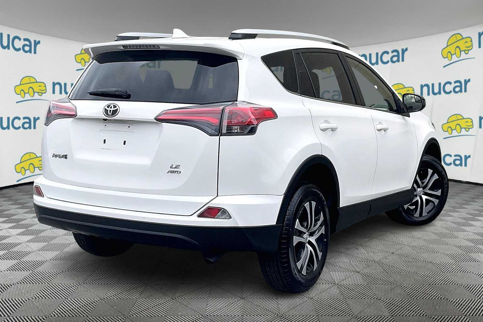 2016 Toyota RAV4 LE - Photo 6