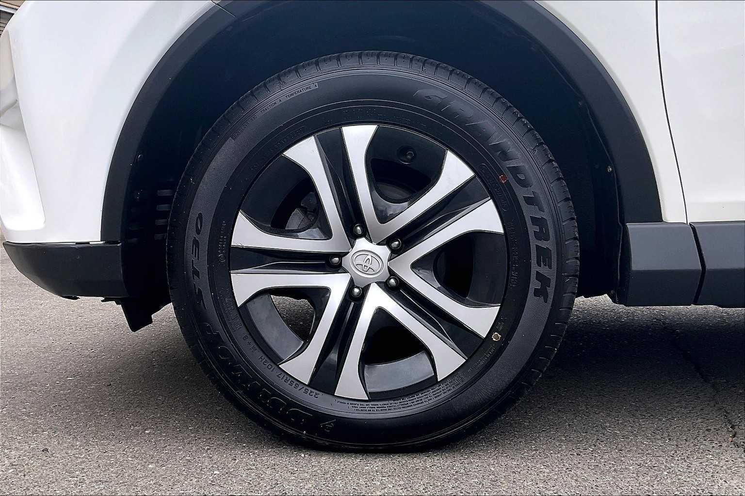 2016 Toyota RAV4 LE - Photo 7