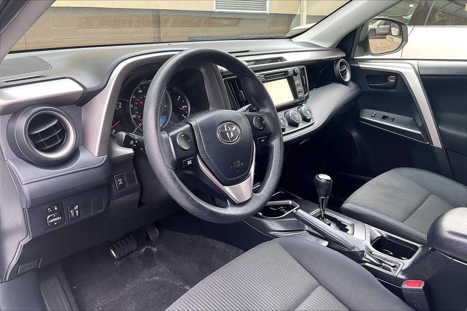 2016 Toyota RAV4 LE - Photo 8