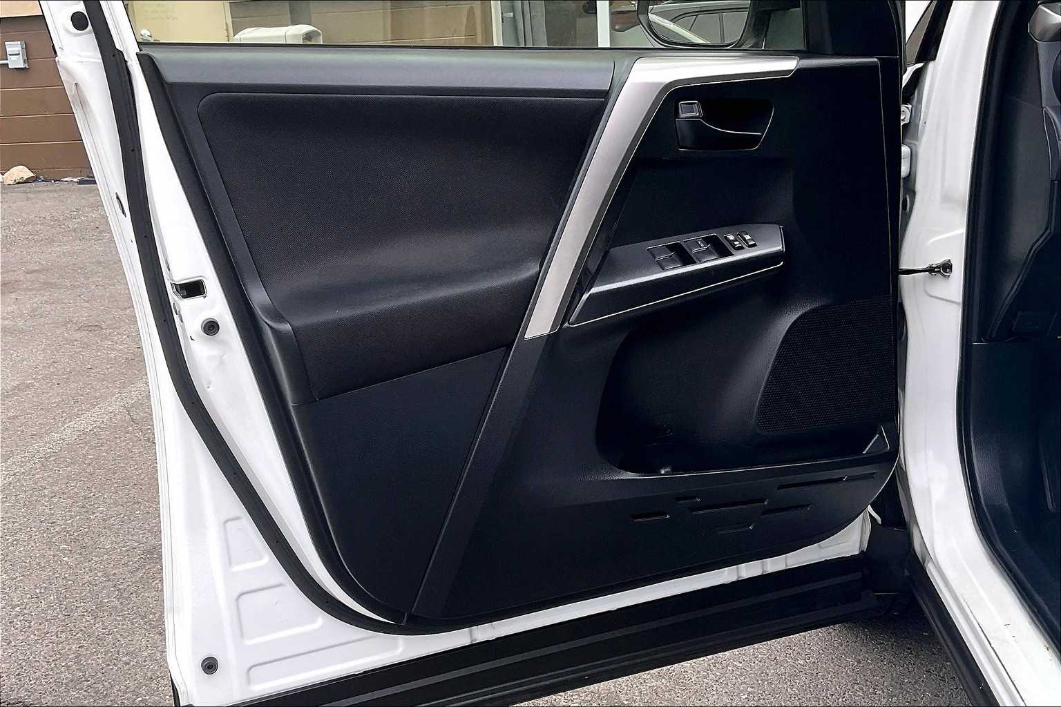 2016 Toyota RAV4 LE - Photo 9