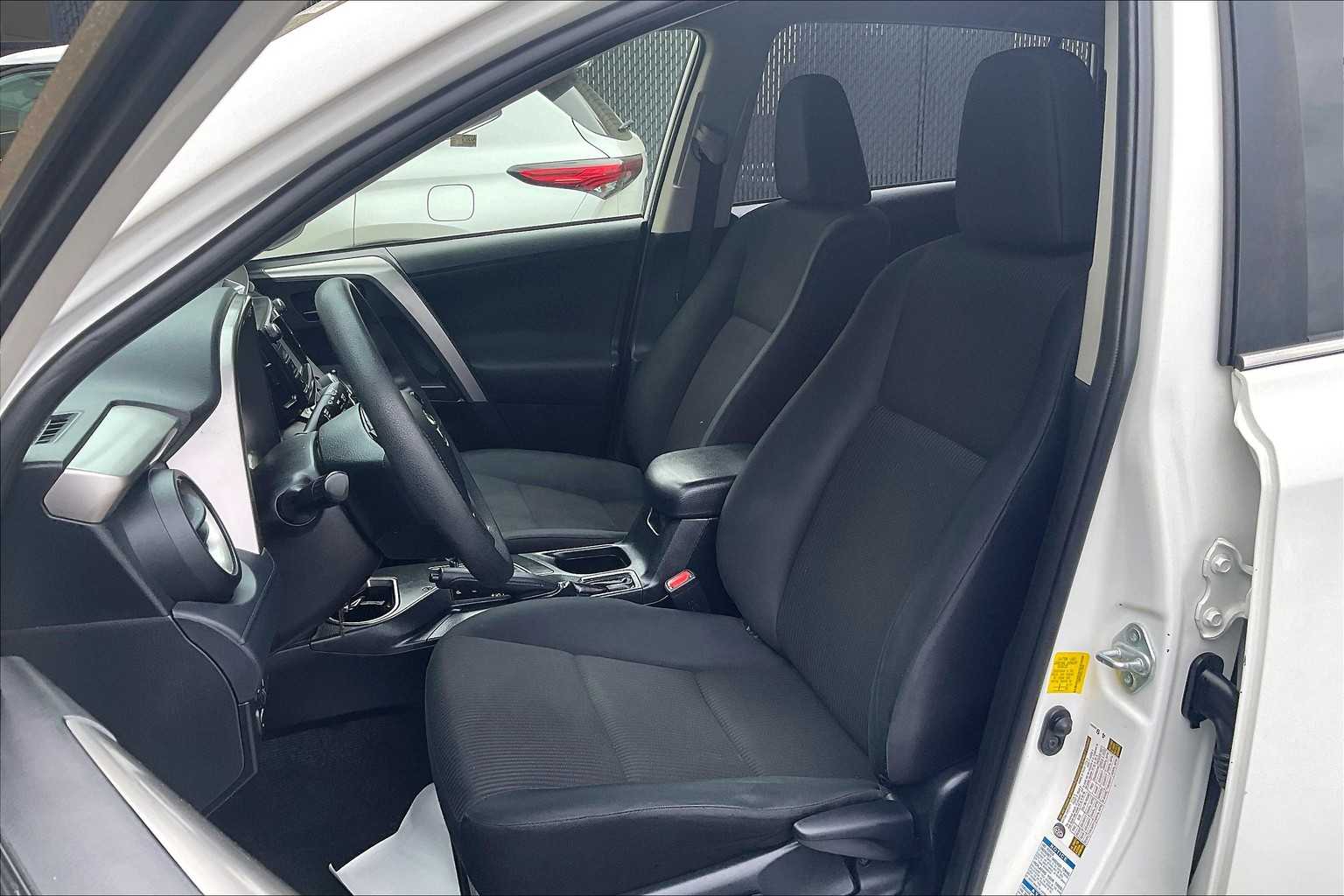 2016 Toyota RAV4 LE - Photo 10