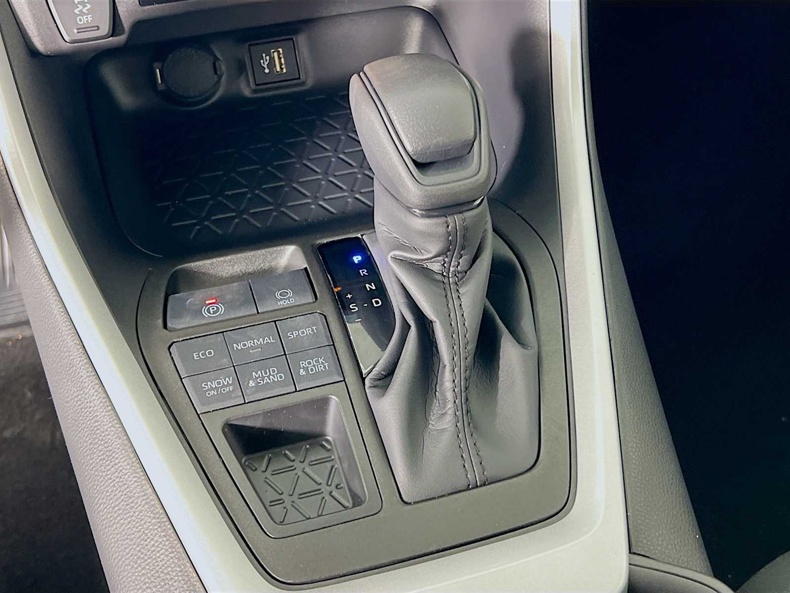 2025 Toyota RAV4 LE - Photo 11