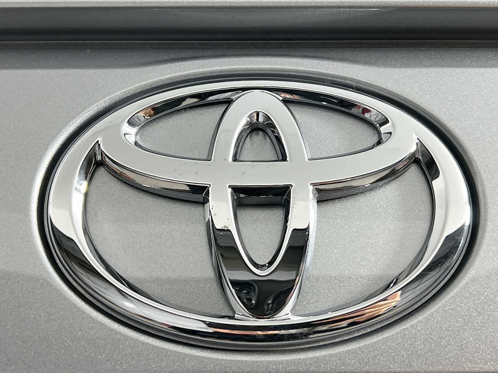 2025 Toyota RAV4 LE - Photo 18