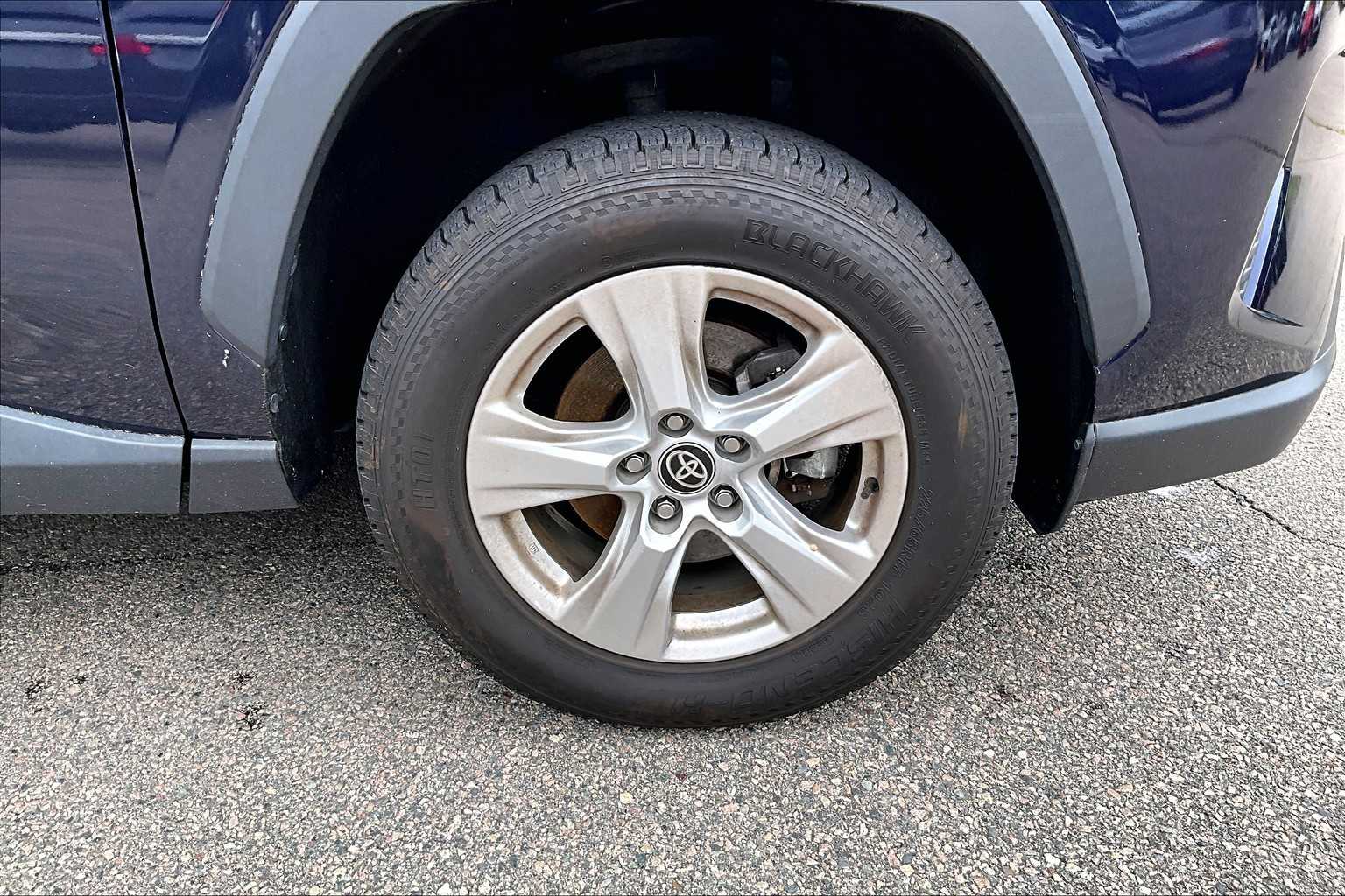 2021 Toyota RAV4 XLE - Photo 4