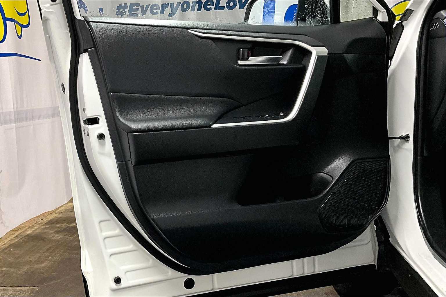 2022 Toyota RAV4 Prime SE - Photo 9