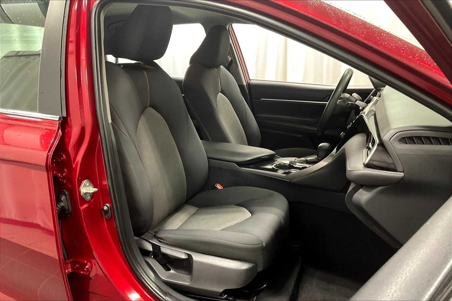 2019 Toyota Camry LE - Photo 11