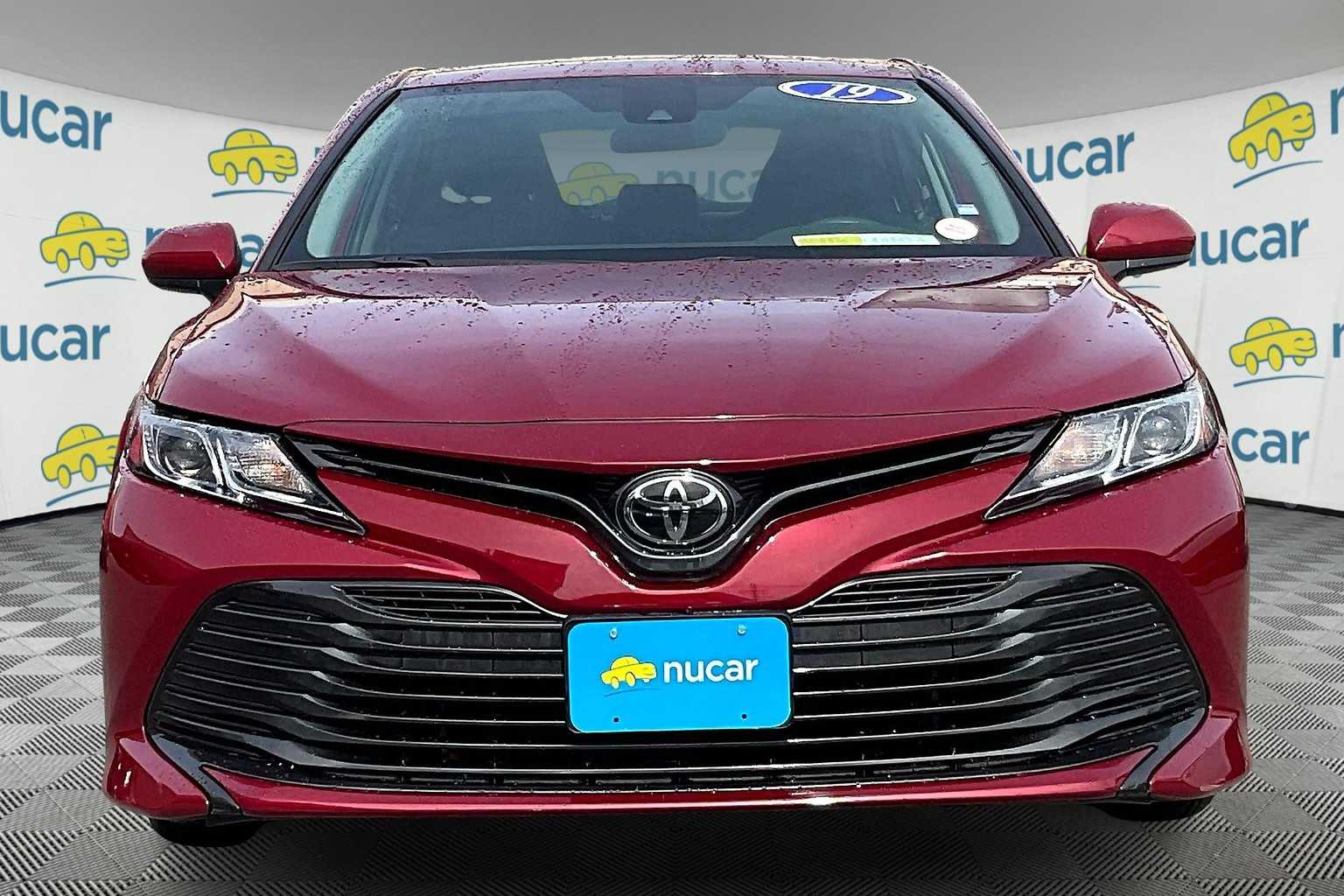 2019 Toyota Camry LE - Photo 2