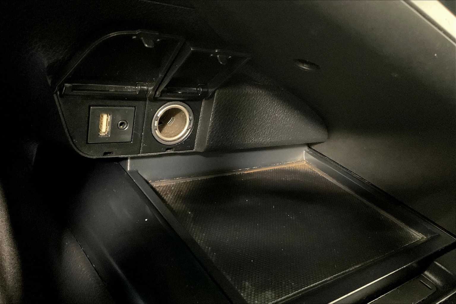2019 Toyota Camry LE - Photo 26