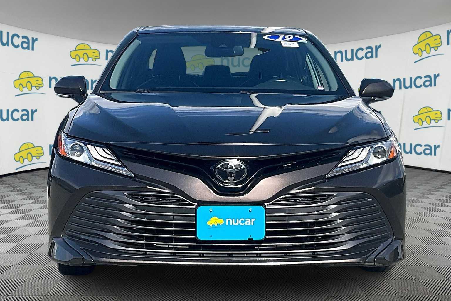 2019 Toyota Camry XLE - Photo 2