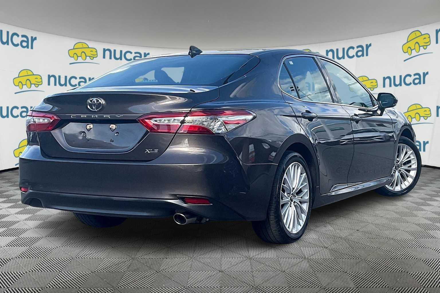 2019 Toyota Camry XLE - Photo 6
