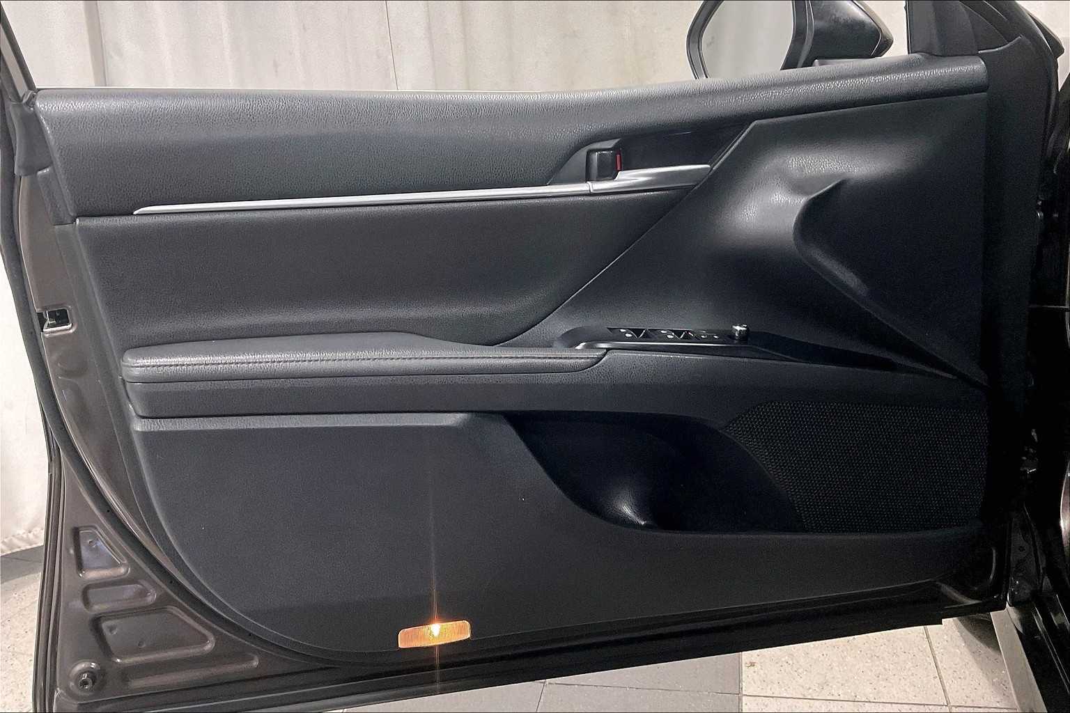 2019 Toyota Camry XLE - Photo 9