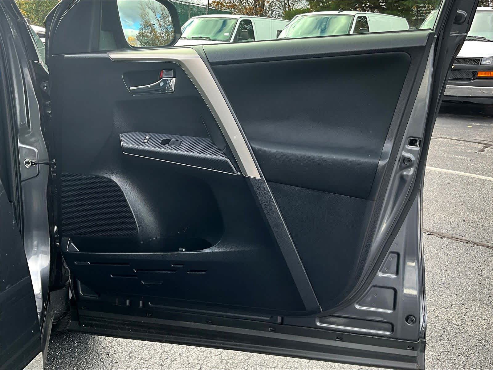 2015 Toyota RAV4 XLE - Photo 12