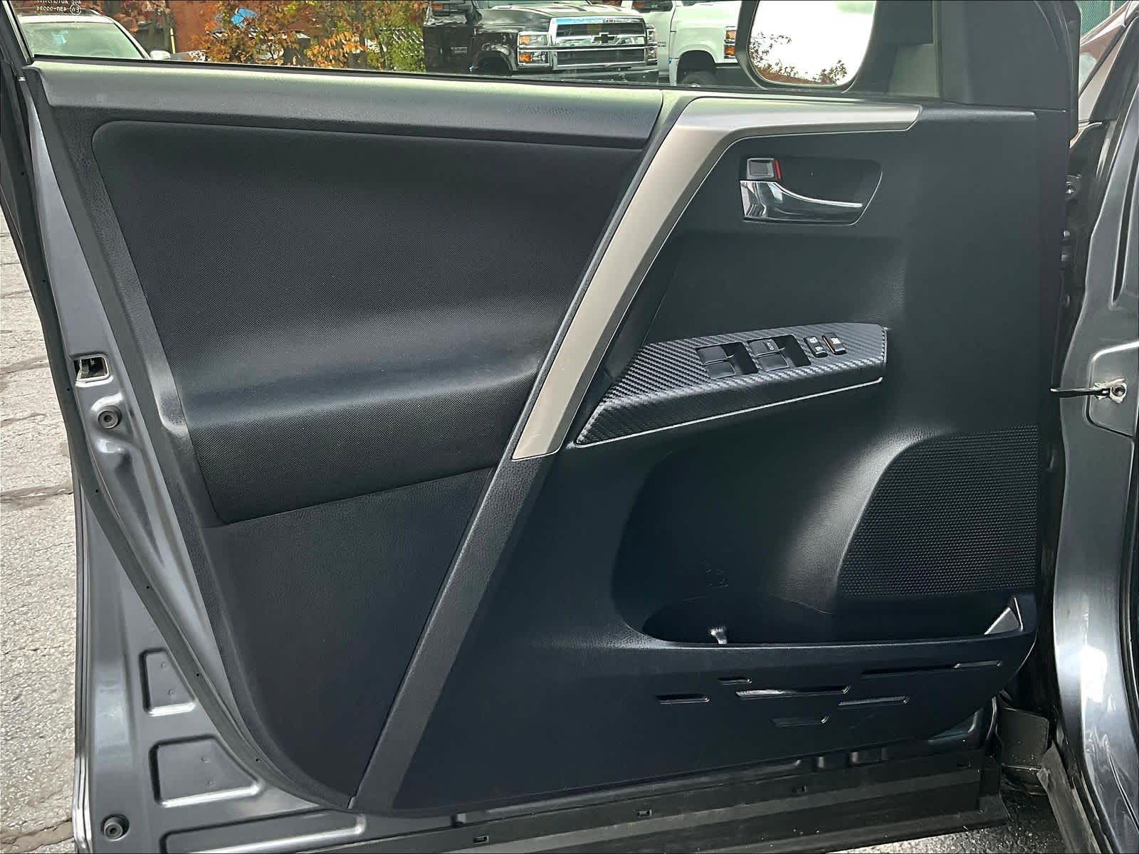 2015 Toyota RAV4 XLE - Photo 9