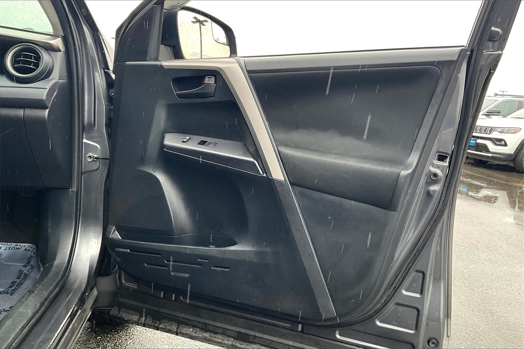 2018 Toyota RAV4 LE - Photo 11