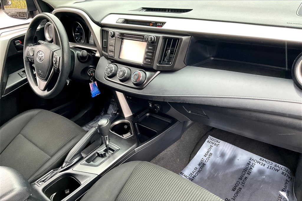 2018 Toyota RAV4 LE - Photo 13