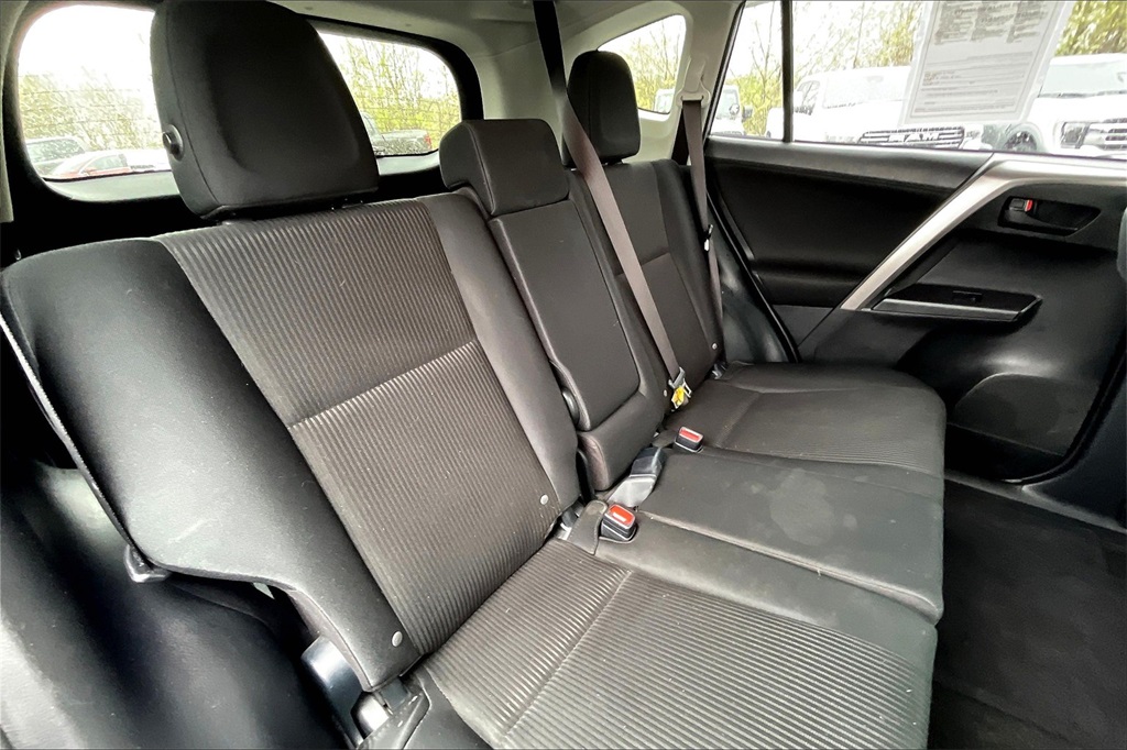 2018 Toyota RAV4 LE - Photo 15