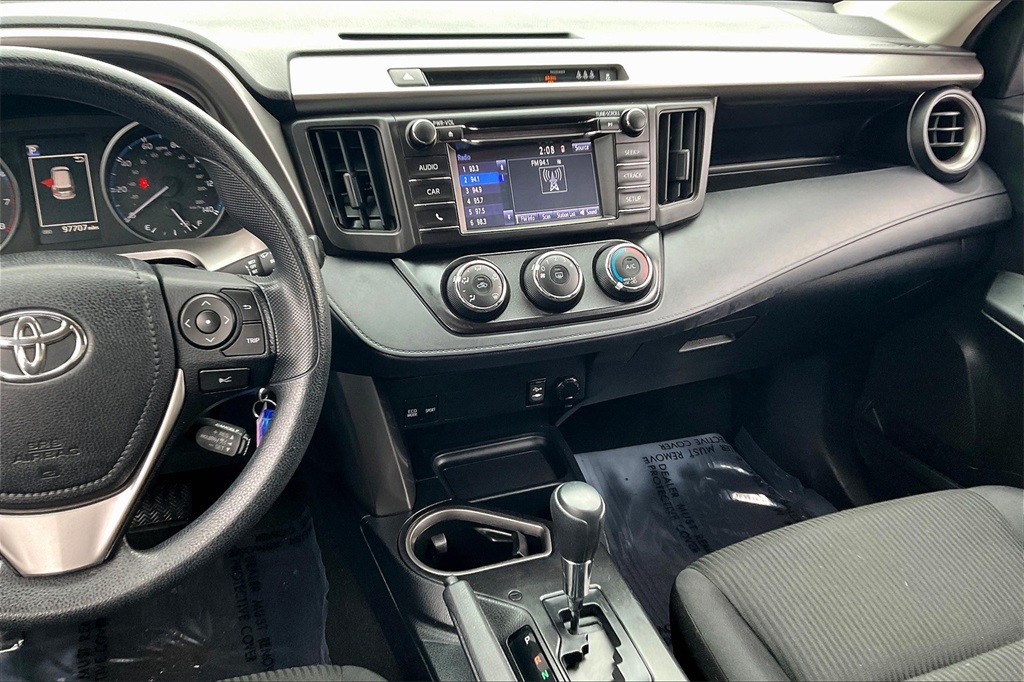 2018 Toyota RAV4 LE - Photo 17