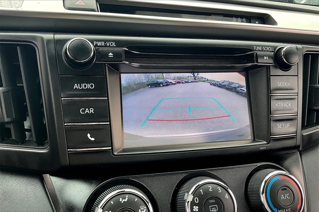 2018 Toyota RAV4 LE - Photo 18