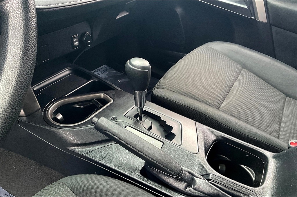 2018 Toyota RAV4 LE - Photo 19