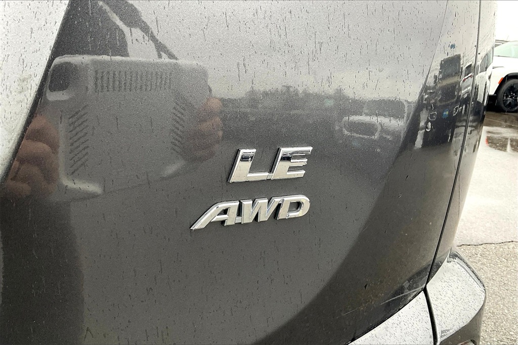 2018 Toyota RAV4 LE - Photo 27
