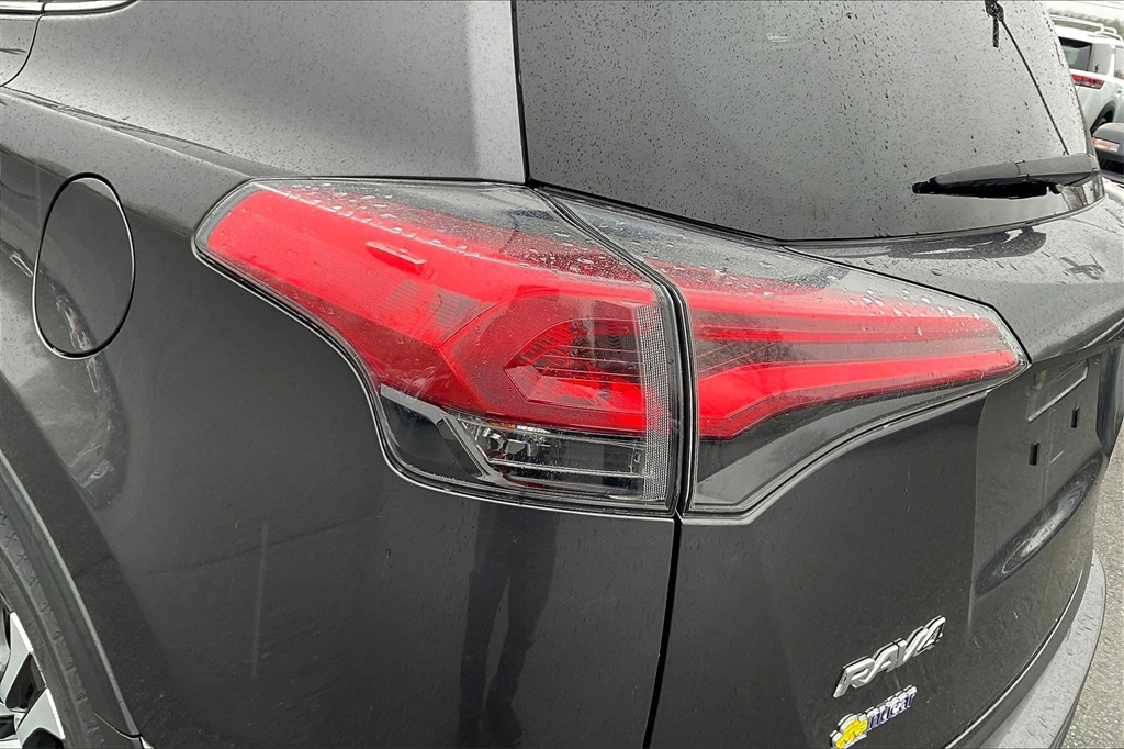 2018 Toyota RAV4 LE - Photo 31
