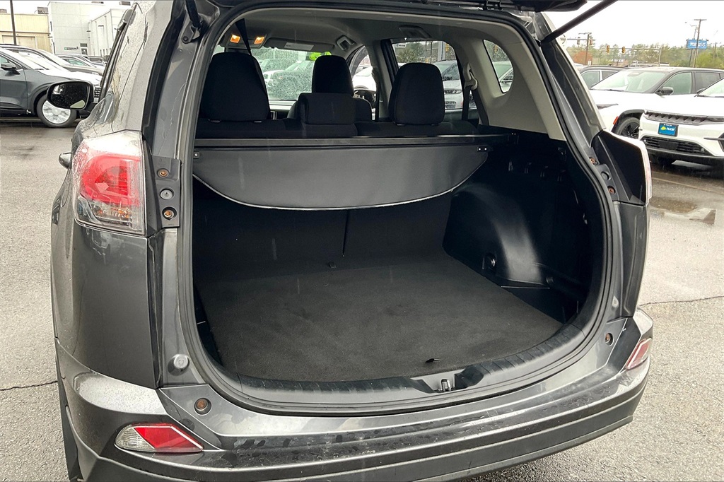 2018 Toyota RAV4 LE - Photo 34