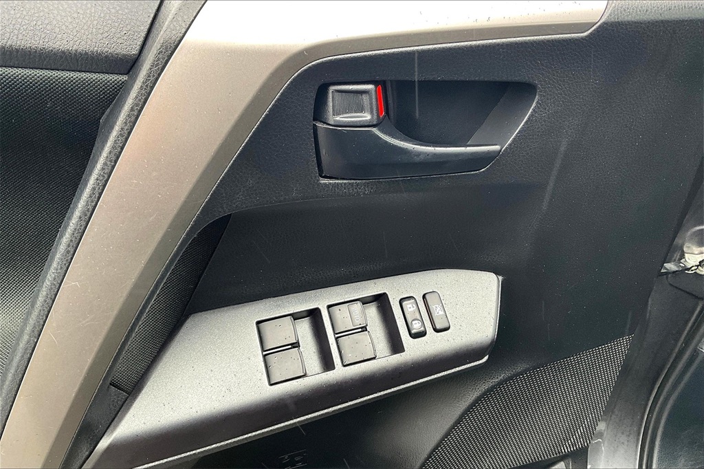 2018 Toyota RAV4 LE - Photo 36