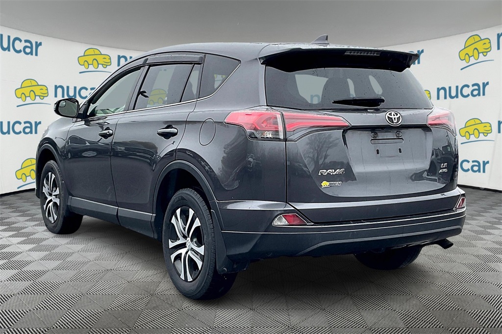 2018 Toyota RAV4 LE - Photo 4