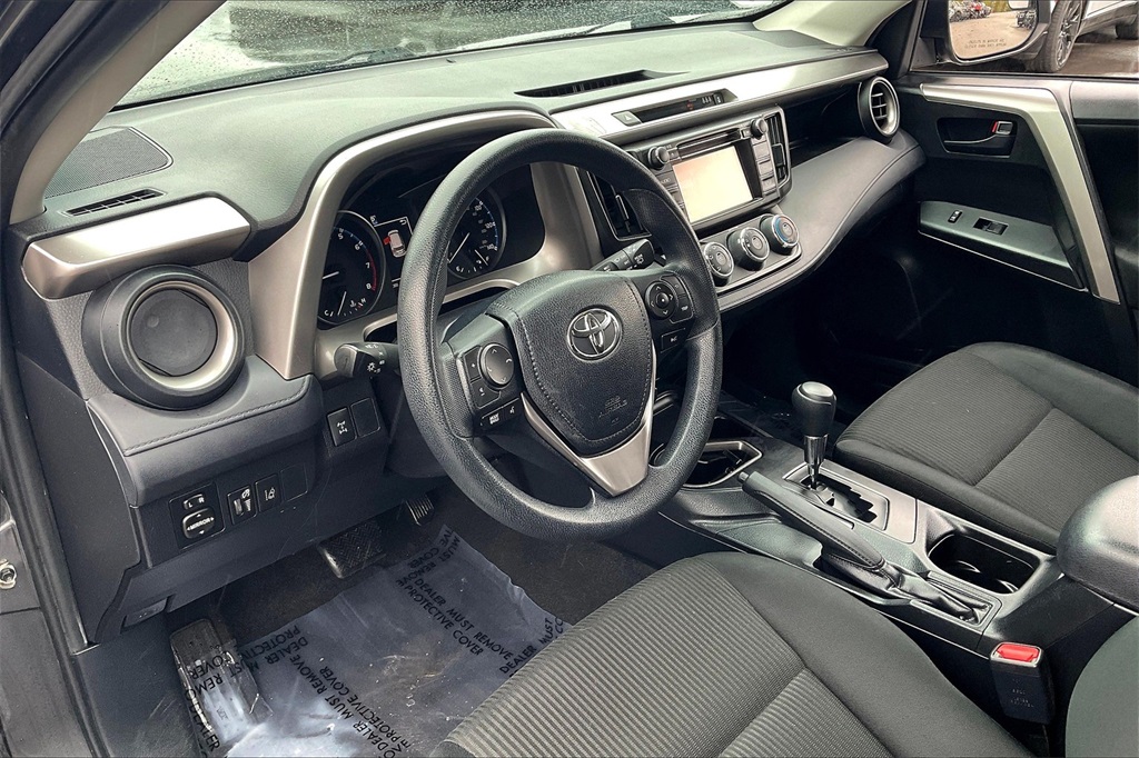 2018 Toyota RAV4 LE - Photo 8