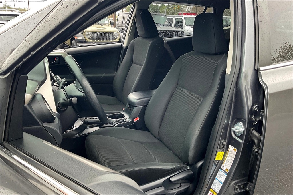 2018 Toyota RAV4 LE - Photo 9