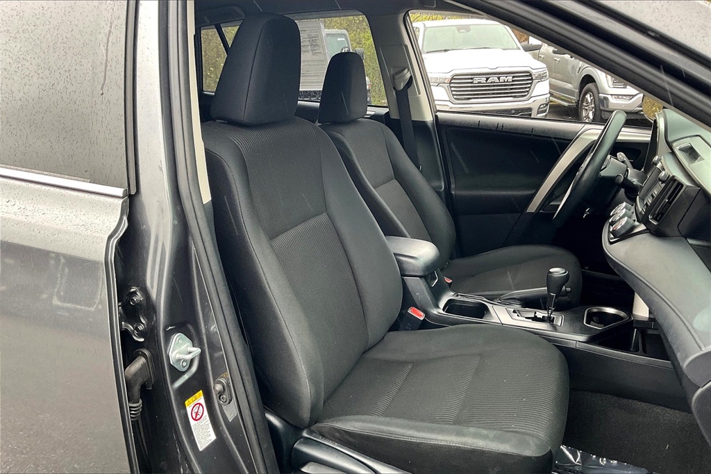 2018 Toyota RAV4 LE - Photo 10