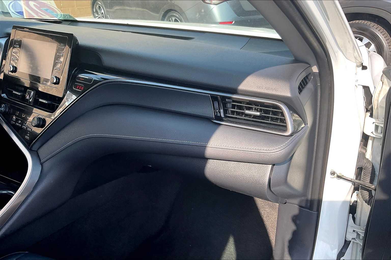 2021 Toyota Camry SE - Photo 13