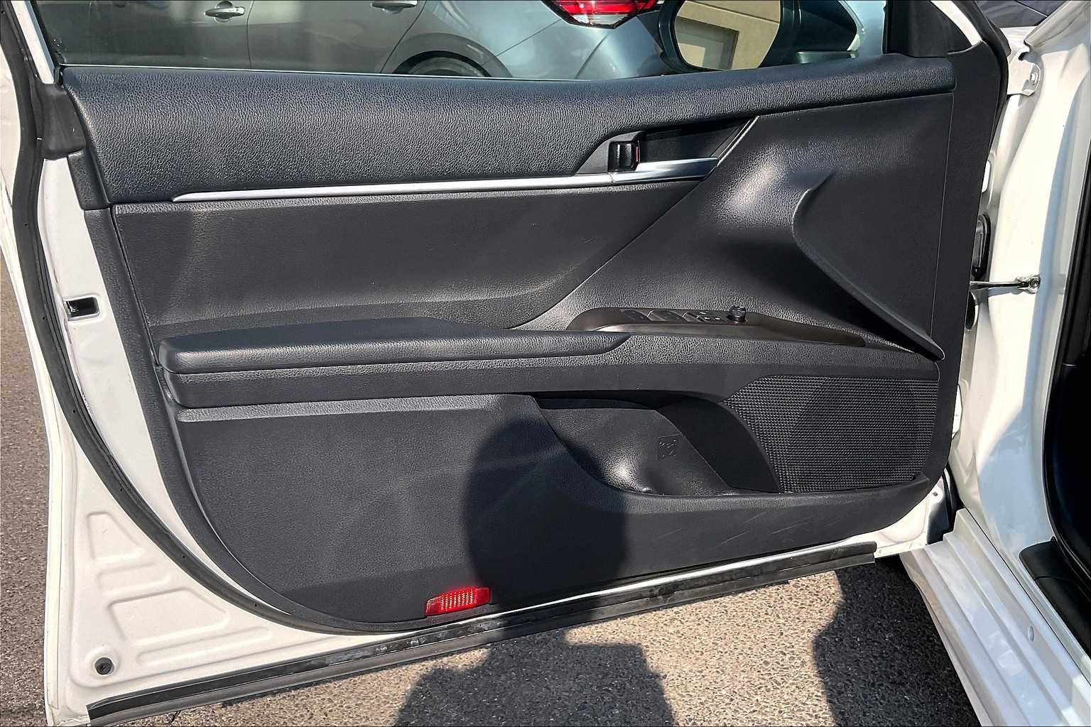 2021 Toyota Camry SE - Photo 9
