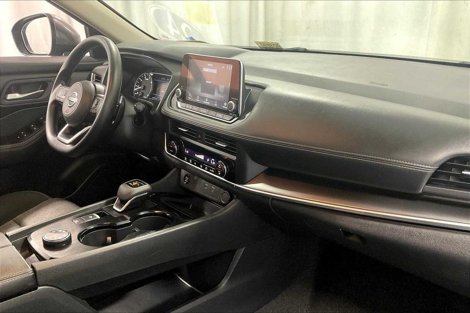 2024 Nissan Rogue SV - Photo 14