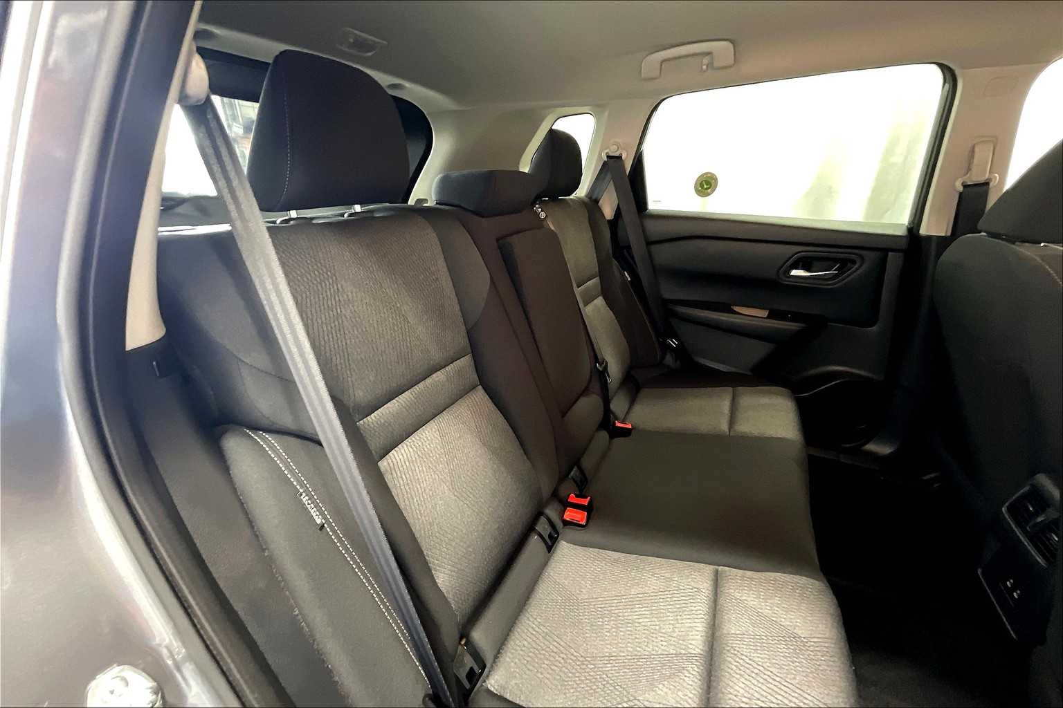 2024 Nissan Rogue SV - Photo 16
